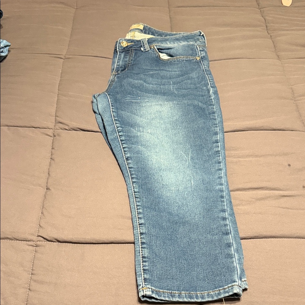 Seven7 Women's Cropped Blue Jeans - Picture 1 of 6